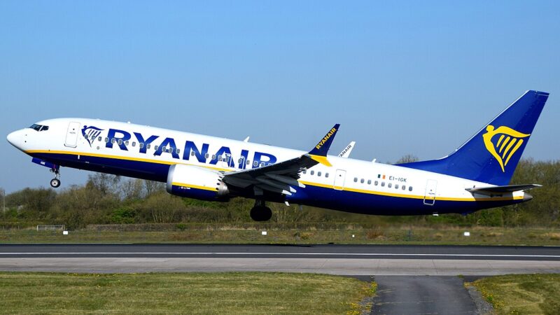 Ryanair_737_MAX_8200_Departing_MAN